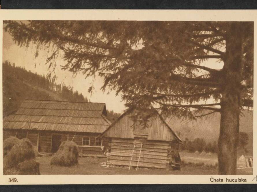 Chata huculska w Tatarowie, ok. 1930 roku. Drewniany dom o dachu gontowym, otoczony stogami siana i lasem u podnóża Karpat. Pocztówka wydawnictwa Aba Heller, Nadwórna.